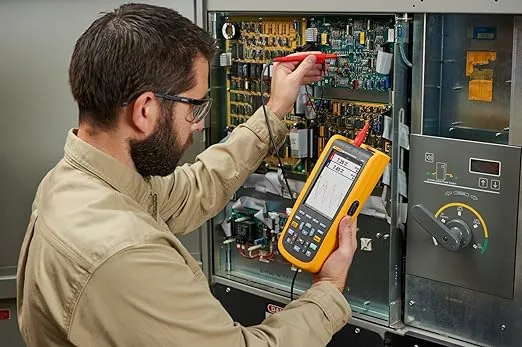 Fluke 123B Industrial ScopeMeter hand-held Oscilloscope, 2 input channels, 20 MHZ bandwidth, SCC120 Kit